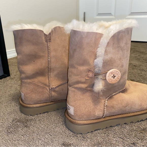 UGG’s Women’s Bailey Button II Short Chestnut - Picture 2 of 8